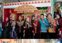 Bupati Musi Rawas Peragakan Songket Bari Di Acara Swarna Songket Nusantara